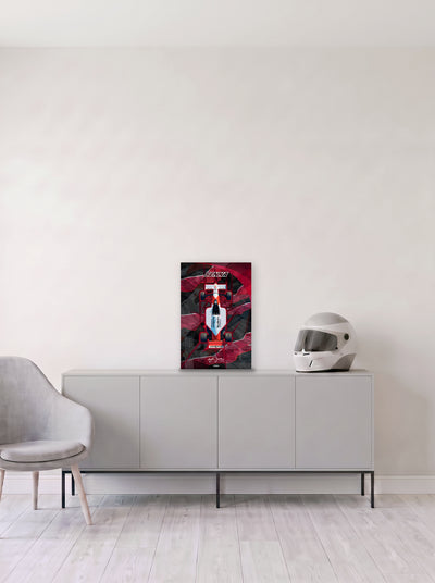Poster del McLaren MP4/6 de Ayrton Senna con contorno de neon sobre fondo granate, en medida 33,3 x 50 cm, apoyado sobre un aparador gris junto a un casco de competicion, decoracion racing de MOA-Grafics.