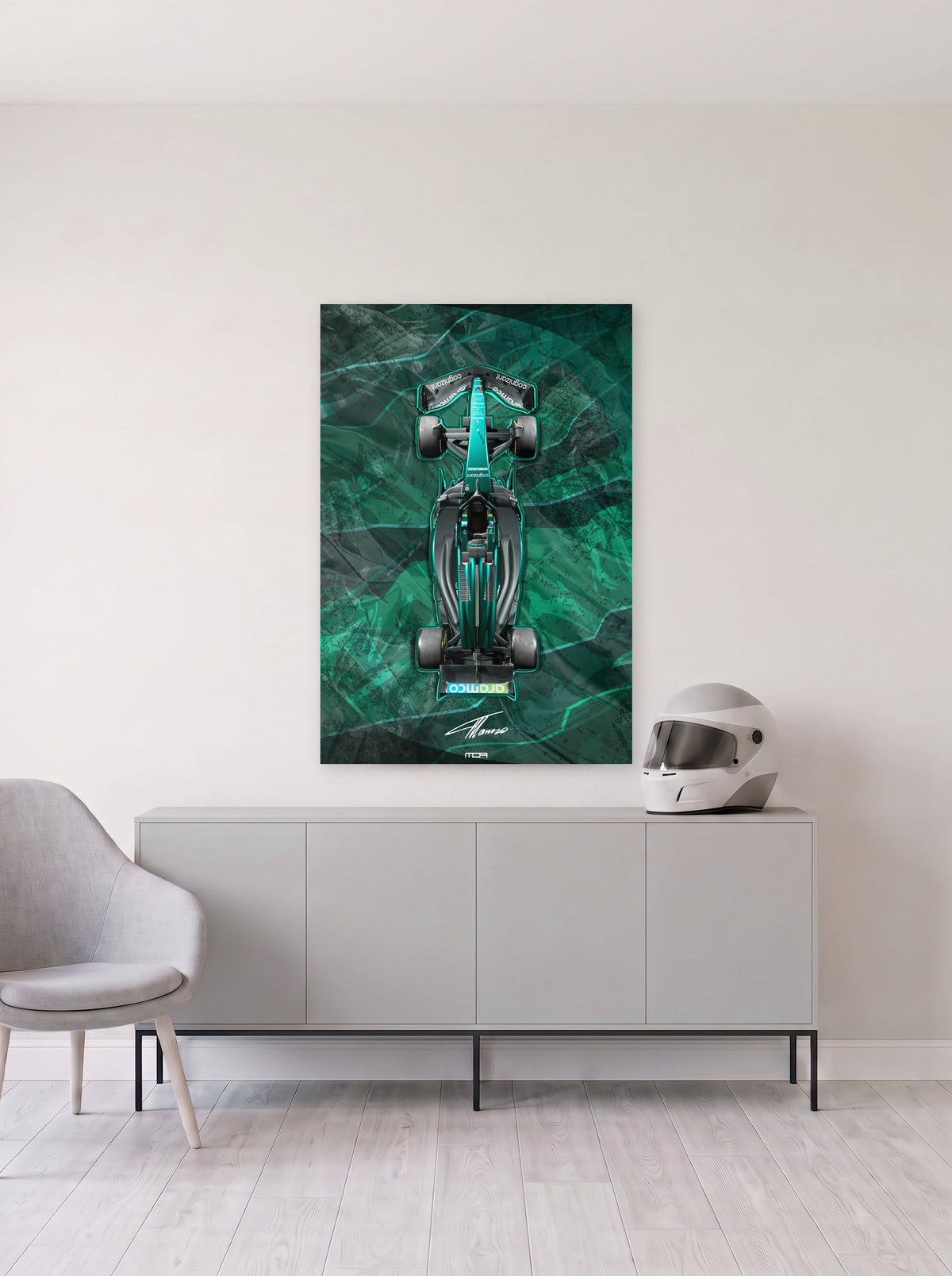 Poster del Aston Martin de Formula 1 de Fernando Alonso sobre fondo verde jaspeado, colgado en la pared clara de un salon, sobre un aparador gris con un casco de competicion al lado, decoracion racing de MOA-Grafics.