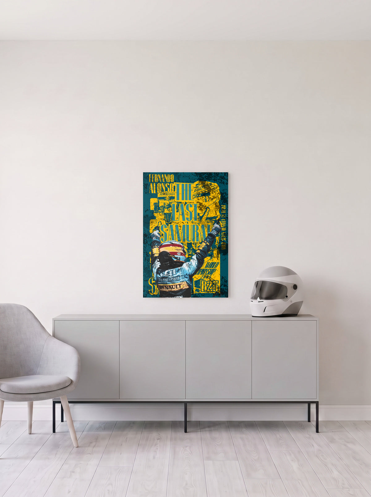Poster The Last Samurai de Fernando Alonso celebrando, sobre fondo azul y amarillo de alto contraste, en medida 46,7 x 70 cm, colgado en la pared clara de un salon, sobre un aparador gris con un casco de competicion al lado, decoracion racing de MOA-Grafics.