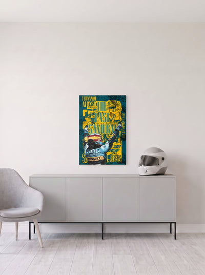 Poster The Last Samurai de Fernando Alonso celebrando, sobre fondo azul y amarillo de alto contraste, en medida 46,7 x 70 cm, colgado en la pared clara de un salon, sobre un aparador gris con un casco de competicion al lado, decoracion racing de MOA-Grafics.