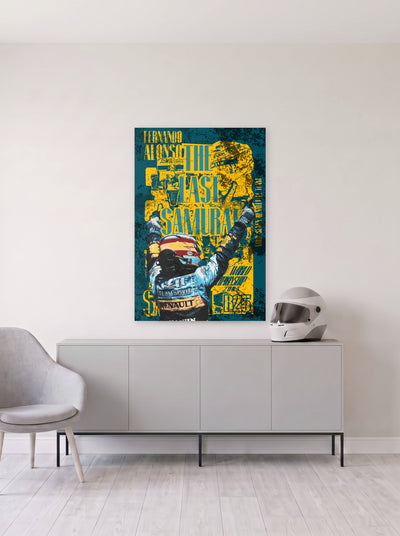 Poster The Last Samurai de Fernando Alonso celebrando, sobre fondo azul y amarillo de alto contraste, colgado en la pared clara de un salon, sobre un aparador gris con un casco de competicion al lado, decoracion racing de MOA-Grafics.