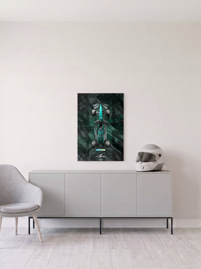 Poster del Aston Martin de Formula 1 de Fernando Alonso sobre fondo verde oscuro con formas superpuestas, en medida 46,7 x 70 cm, colgado en la pared clara de un salon, sobre un aparador gris con un casco de competicion al lado, decoracion racing de MOA-Grafics.