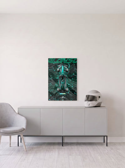 Poster del Aston Martin de Formula 1 de Fernando Alonso con su apellido en grande sobre fondo verde, en medida 46,7 x 70 cm, colgado en la pared clara de un salon, sobre un aparador gris con un casco de competicion al lado, decoracion racing de MOA-Grafics.