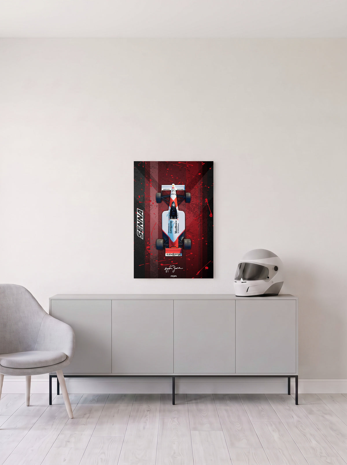 Poster del McLaren MP4/6 de Ayrton Senna con salpicaduras sobre fondo rojo, en medida 46,7 x 70 cm, colgado en la pared clara de un salon, sobre un aparador gris con un casco de competicion al lado, decoracion racing de MOA-Grafics.