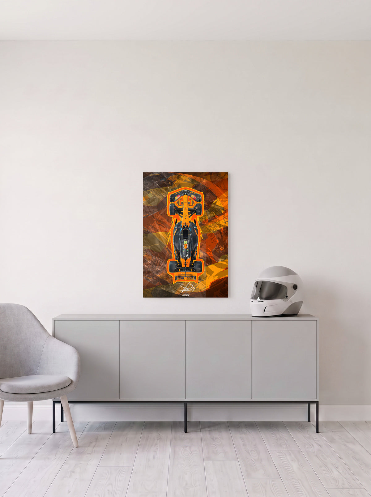 Poster del McLaren de Lando Norris perfilado en naranja sobre fondo abstracto, en medida 46,7 x 70 cm, colgado en la pared clara de un salon, sobre un aparador gris con un casco de competicion al lado, decoracion racing de MOA-Grafics.
