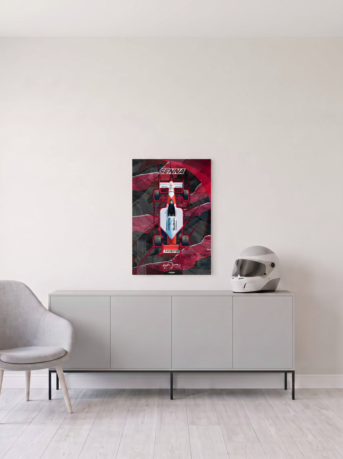 Poster del McLaren MP4/6 de Ayrton Senna con contorno de neon sobre fondo granate, en medida 46,7 x 70 cm, colgado en la pared clara de un salon, sobre un aparador gris con un casco de competicion al lado, decoracion racing de MOA-Grafics.