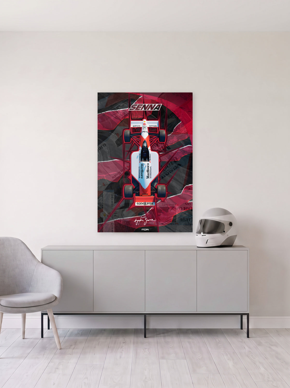 Poster del McLaren MP4/6 de Ayrton Senna con contorno de neon sobre fondo granate, colgado en la pared clara de un salon, sobre un aparador gris con un casco de competicion al lado, decoracion racing de MOA-Grafics.