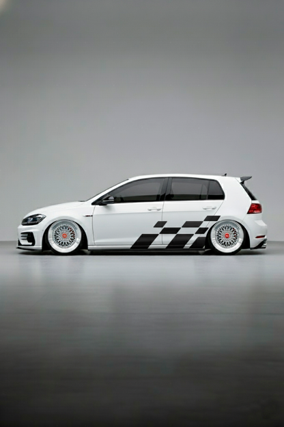 Coche con kit de vinilo Bandera de Cuadros aplicado en el lateral. Diseño ajedrezado clásico de competición, simbolizando la victoria.