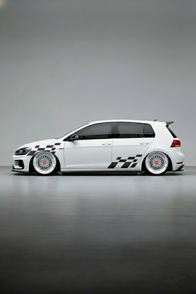 Coche con kit de vinilo Checker Flag Doble Racing aplicado. Diseño de doble franja ajedrezada, estilo clásico de carreras de alta velocidad.