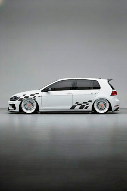 Coche con kit de vinilo Checker Flag Doble Racing aplicado. Diseño de doble franja ajedrezada, estilo clásico de carreras de alta velocidad.