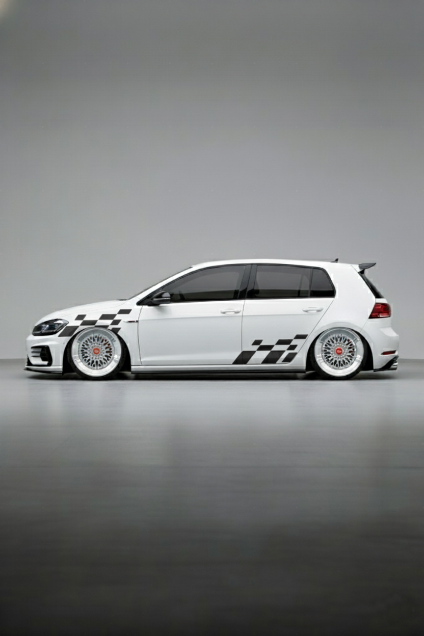 Coche con kit de vinilo Checker Flag Doble Racing aplicado. Diseño de doble franja ajedrezada, estilo clásico de carreras de alta velocidad.