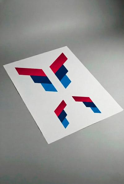 Pliego de vinilos de calidad premium con las franjas Motorsport precortadas en azul claro, azul oscuro y rojo. Este vinilo adhesivo está listo para la auto-instalación (DIY) en cualquier modelo BMW, permitiendo una personalización casera y sencilla.