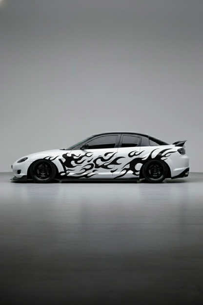 Coche con kit de vinilo Japan Black Flames instalado en el lateral. Diseño de llamas negras con estilo japonés para personalización rápida y JDM.