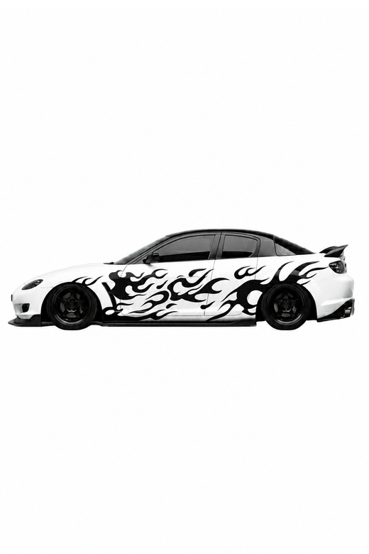Coche con kit de vinilo Japan Black Flames instalado en el lateral. Diseño de llamas negras con estilo japonés para personalización rápida y JDM.
