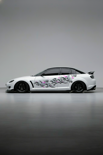 Coche con kit de vinilo Japan Grey Flames instalado en el lateral. Diseño sutil de llamas grises con estilo JDM para personalización rápida.