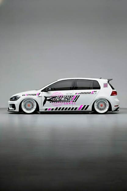 Coche con kit de vinilo Japan Racing aplicado. Librea de estilo JDM con gráficos dinámicos, ideal para cultura drift y tuning japonés.