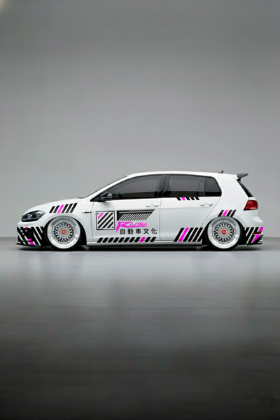 Coche con kit de vinilo Japan Racing V2 aplicado en el lateral. Librea de estilo JDM con gráficos dinámicos y elementos de cultura tuning japonés.