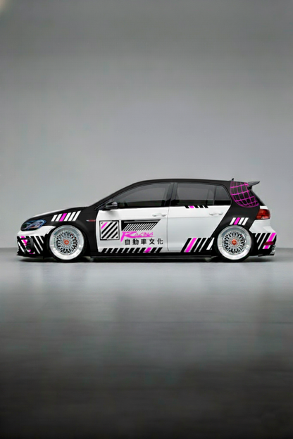 Coche con kit de vinilo Japan Racing Widebody aplicado, destacando el diseño en las aletas y pasos de rueda ensanchados. Estilo JDM de competición.