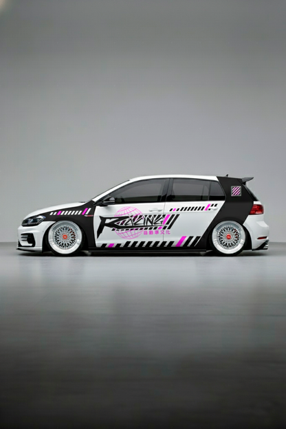 Coche con kit de vinilo Japan Racing Widebody V2 aplicado. Diseño JDM actualizado para pasos de rueda ensanchados y estilo drift de competición.