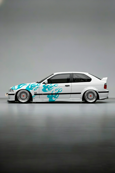 Coche con kit de vinilo Llamas Azules Racing aplicado. Diseño de flamas frías o azules para un look de tuning agresivo y moderno.
