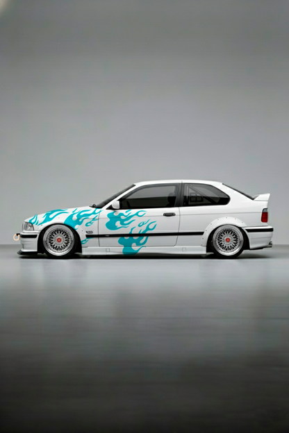 Coche con kit de vinilo Llamas Azules Racing aplicado. Diseño de flamas frías o azules para un look de tuning agresivo y moderno.