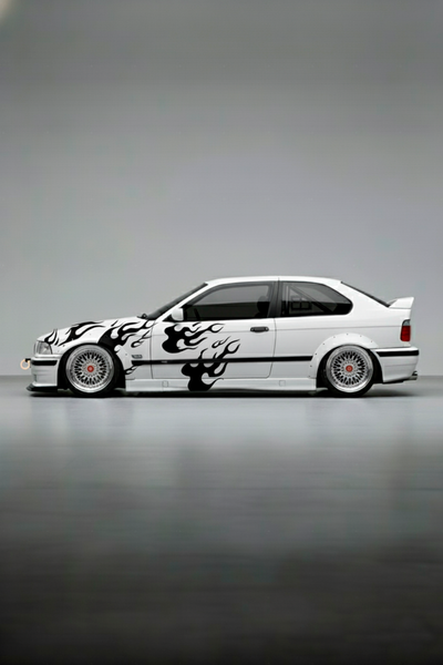 Coche con kit de vinilo Llamas Negras Mate aplicado en los laterales y capó. Diseño flameado clásico para un look hot rod o tuning agresivo.