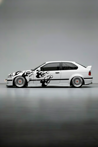 Coche con kit de vinilo Llamas Negras Mate aplicado en los laterales y capó. Diseño flameado clásico para un look hot rod o tuning agresivo.