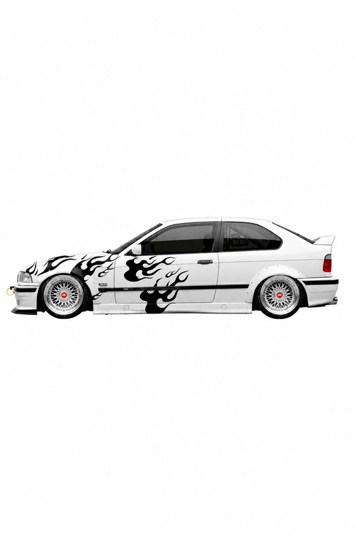 Coche con kit de vinilo Llamas Negras Mate aplicado en los laterales y capó. Diseño flameado clásico para un look hot rod o tuning agresivo.