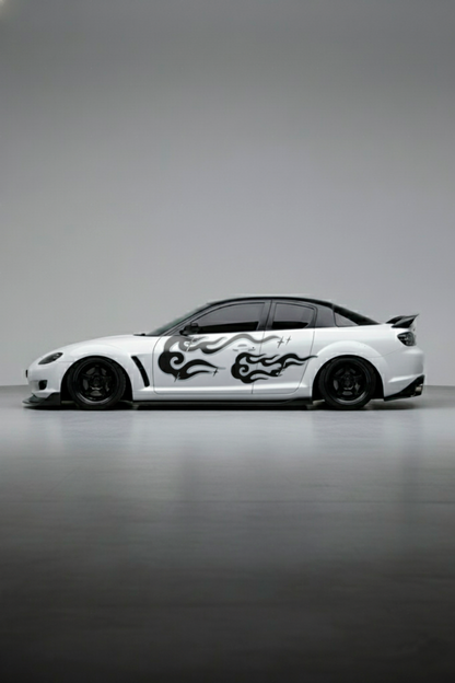 Coche con kit de vinilo Llamas Nubladas instalado en el lateral. Diseño etéreo de llamas en gris y blanco para una personalización automotriz única.