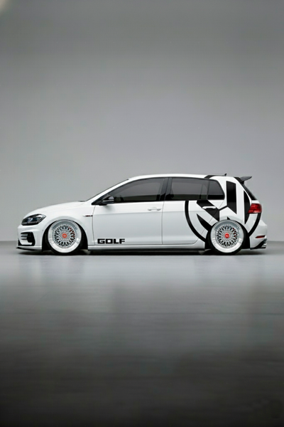 Detalle del logotipo de vinilo Golf instalado en el capó o lateral de un Volkswagen Golf. Personalización de la insignia del coche.