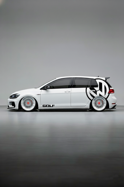 Detalle del vinilo del logotipo Golf Mini instalado en el portón trasero o lateral de un Volkswagen Golf. Personalización de la insignia del coche de forma sutil.
