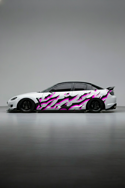 Coche deportivo con kit de vinilo tribal rosa (Pink Tribal) instalado en el lateral. Personalización automotriz vibrante y de estilo agresivo.