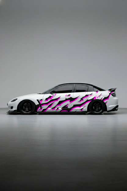 Coche deportivo con kit de vinilo tribal rosa (Pink Tribal) instalado en el lateral. Personalización automotriz vibrante y de estilo agresivo.