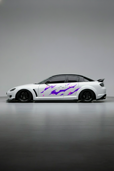 Coche con kit de vinilos Purple Tribal Stars en morado vibrante, aplicado en el lateral. Personalización rápida con diseño tribal y estrellas.