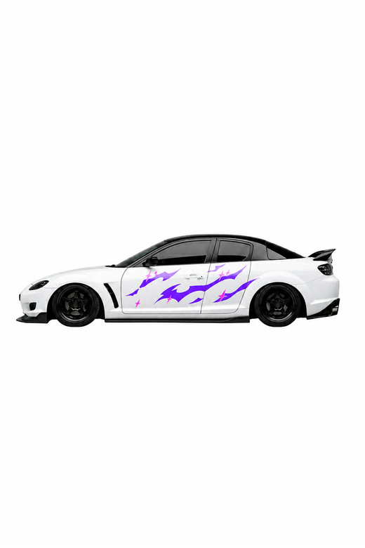 Coche con kit de vinilos Purple Tribal Stars en morado vibrante, aplicado en el lateral. Personalización rápida con diseño tribal y estrellas.