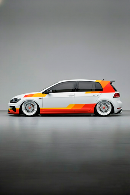 Coche con kit de vinilo Racing GT instalado en el lateral. Diseño de librea deportiva con líneas aerodinámicas para estilo Gran Turismo.