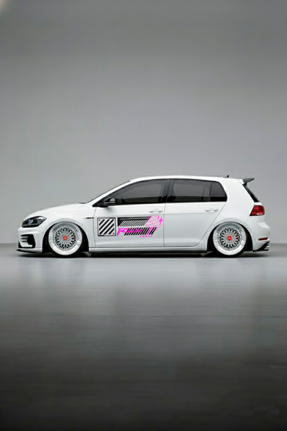 Coche con kit de vinilo Racing Style aplicado en el lateral. Diseño de librea deportiva universal con gráficos dinámicos para carreras.