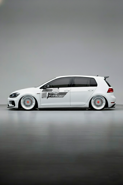 Coche con kit de vinilo Racing Style aplicado en el lateral. Diseño de librea deportiva universal con gráficos dinámicos para carreras.