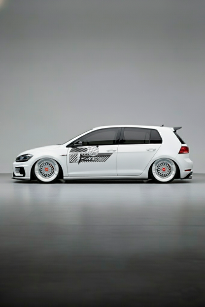 Coche con kit de vinilo Racing Style aplicado en el lateral. Diseño de librea deportiva universal con gráficos dinámicos para carreras.