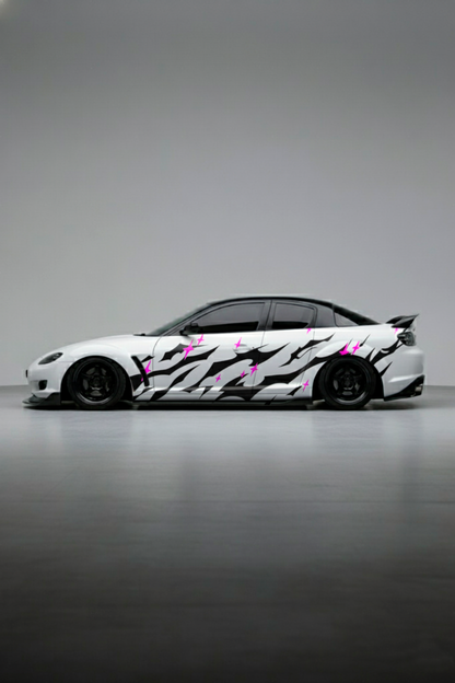 Coche blanco con kit de vinilo Star Tribal en negro y rosa magenta instalado en el lateral. Personalización automotriz rápida y de alto impacto.