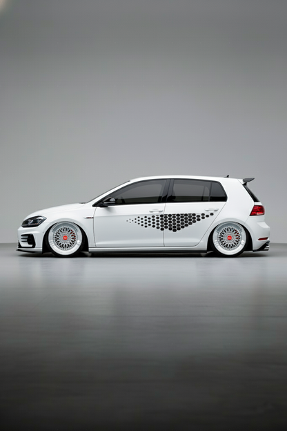 Coche con kit de vinilo de competición TCR V2 instalado. Librea geométrica agresiva con líneas de carreras, ideal para estilo Touring Car.