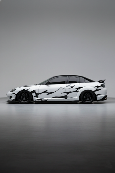 Coche con kit de vinilos tribales negros instalado en el lateral. Personalización rápida y de alto contraste para vehículos deportivos.