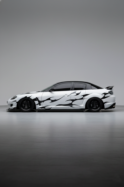 Coche con kit de vinilos tribales negros instalado en el lateral. Personalización rápida y de alto contraste para vehículos deportivos.