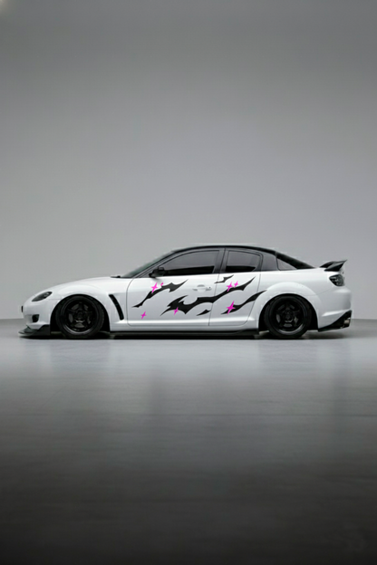 Coche con kit de vinilos Tribal Stars Mini en color negro instalado en el lateral. Personalización rápida con diseño de estrellas y motivos tribales.