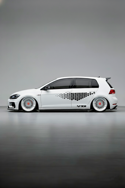 Kit de vinilo de competición estilo TCR instalado en un Volkswagen Golf o León. Librea de carreras, gráfica agresiva y de alto contraste.