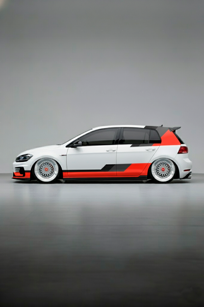Coche Volkswagen con kit de vinilo Racing Líneas aplicado en el lateral y capó. Diseño deportivo y agresivo inspirado en la competición de VW.