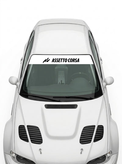 Coche con el parasol de vinilo Assetto Corsa blanco con el lettering ASSETTO CORSA en negro instalado en el parabrisas