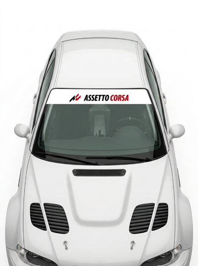 Coche con el parasol de vinilo Assetto Corsa blanco con el lettering ASSETTO en negro y CORSA en rojo instalado en el parabrisas