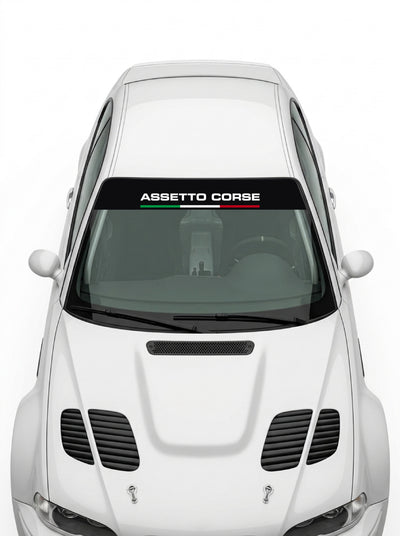 Coche con el parasol de vinilo Assetto Corsa negro con el lettering ASSETTO CORSE en blanco y la bandera italiana, instalado en el parabrisas