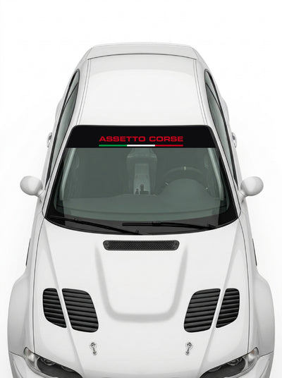 Coche con el parasol de vinilo Assetto Corsa negro con el lettering ASSETTO CORSE en rojo y la bandera italiana, instalado en el parabrisas